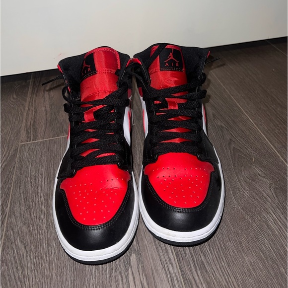 Jordan 1 mid Bred Toe - Picture 2 of 3